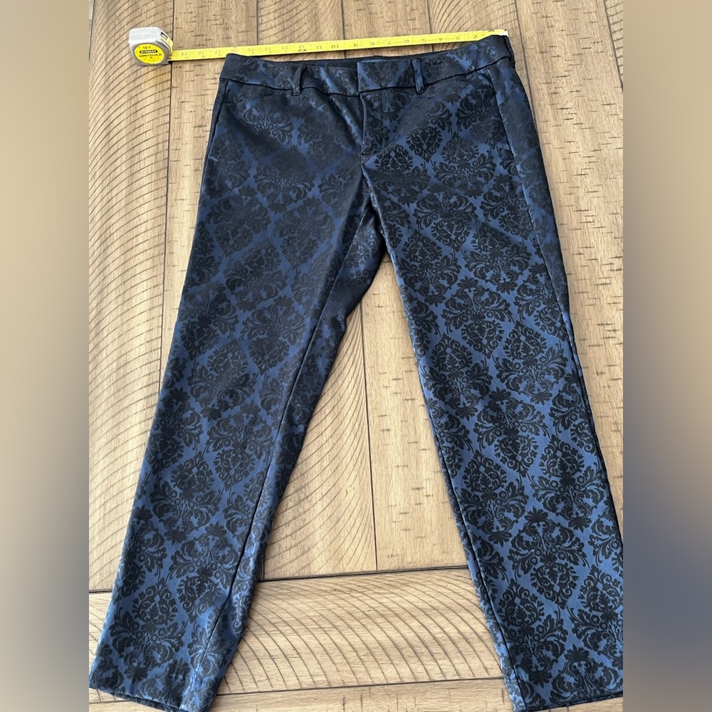 Old Navy Black and Blue Damask Ankle Pants. Size 10